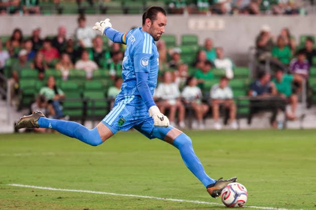 AUSTIN, TX - AUGUST 22: Goalkeeper Brad Stuver 1 of the Austin FC takes a goal kick during the MLS, Fussball Herren, USA match between Austin FC and Philadelphia Union on August 22, 2026, at Q2 Stadium in Austin, TX. (Photo by David Buono Icon Sportswire) SOCCER: AUG 22 MLS Austin FC vs Philadelphia Union EDITORIAL USE ONLY Icon260822002