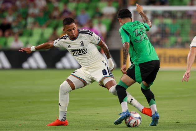 AUSTIN, TX - AUGUST 22: Midfielder Ervin Torres 38 of the Austin FC tries to get around midfielder Jesus Bueno 8 of the Philadelphia Union during the MLS, Fussball Herren, USA match between Austin FC and Philadelphia Union on August 22, 2026, at Q2 Stadium in Austin, TX. (Photo by David Buono Icon Sportswire) SOCCER: AUG 22 MLS Austin FC vs Philadelphia Union EDITORIAL USE ONLY Icon260822003
