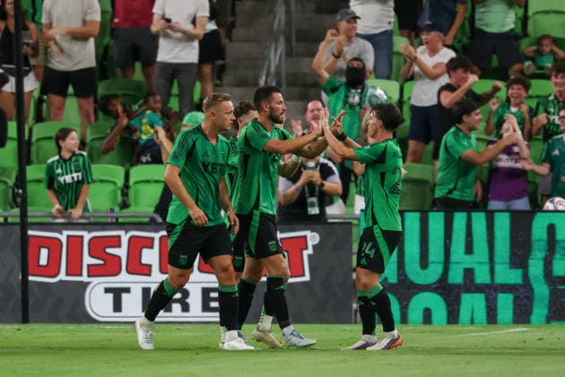 AUSTIN, TX - AUGUST 22: Defender Brendan Hines-Ike 4 of the Austin FC celebrates his goal with teammates during the MLS, Fussball Herren, USA match between Austin FC and Philadelphia Union on August 22, 2026, at Q2 Stadium in Austin, TX. (Photo by David Buono Icon Sportswire) SOCCER: AUG 22 MLS Austin FC vs Philadelphia Union EDITORIAL USE ONLY Icon260822008