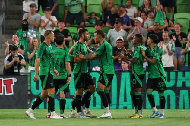 AUSTIN, TX - AUGUST 22: Defender Brendan Hines-Ike 4 of the Austin FC celebrates his goal with teammates during the MLS, Fussball Herren, USA match between Austin FC and Philadelphia Union on August 22, 2026, at Q2 Stadium in Austin, TX. (Photo by David Buono Icon Sportswire) SOCCER: AUG 22 MLS Austin FC vs Philadelphia Union EDITORIAL USE ONLY Icon260822009