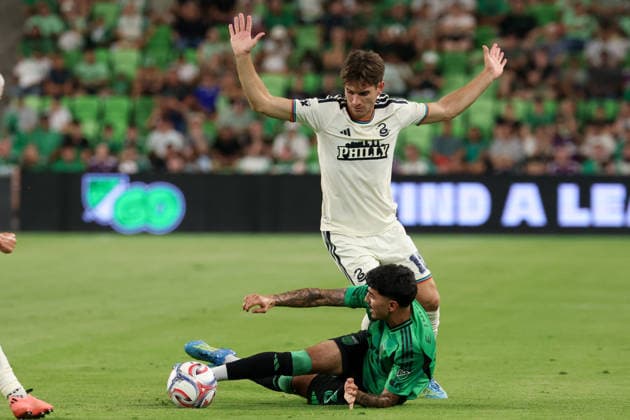 AUSTIN, TX - AUGUST 22: Forward Milan Iloski 10 of the Philadelphia Union holds his arms in the air after fouling midfielder Ervin Torres 38 of the Austin FC during the MLS, Fussball Herren, USA match between Austin FC and Philadelphia Union on August 22, 2026, at Q2 Stadium in Austin, TX. (Photo by David Buono Icon Sportswire) SOCCER: AUG 22 MLS Austin FC vs Philadelphia Union EDITORIAL USE ONLY Icon260822011