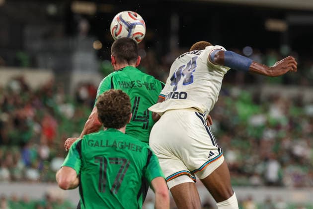 AUSTIN, TX - AUGUST 22: Defender Brendan Hines-Ike 4 of the Austin FC heads out a crossing ball intended for defender Neil Pierre 44 of the Philadelphia Union during the MLS, Fussball Herren, USA match between Austin FC and Philadelphia Union on August 22, 2026, at Q2 Stadium in Austin, TX. (Photo by David Buono Icon Sportswire) SOCCER: AUG 22 MLS Austin FC vs Philadelphia Union EDITORIAL USE ONLY Icon260822013