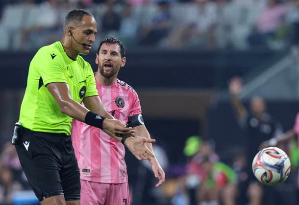 MLS, Fussball Herren, USA - Inter Miami CF vs. Toronto FC Inter Miami CF forward Lionel Messi (2-L) speaks with the referee during the MLS soccer match between Inter Miami CF and Toronto FC at Nu Stadium in Miami, Florida, USA, 22 August 2026. MIAMI FLORIDA United States  Copyright: xCRISTOBALxHERRERA-ULASHKEVICHx