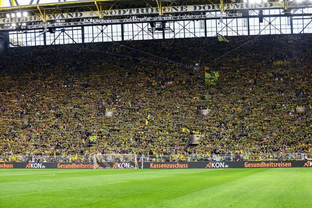 Franz Beckenbauer Supercup 2026 - Borussia Dortmund - FC Bayern München am 22.08.2026 im Signal Iduna Park in Dortmund Die Borussia Dortmund Fans auf der Südtribüne Suedtribuene mit einer Schalparade *** Franz Beckenbauer Super Cup 2026: Borussia Dortmund vs. FC Bayern Munich on August 22, 2026, at Signal Iduna Park in Dortmund. Borussia Dortmund fans in the South Stand (Suedtribuene) waving their scarves. MH