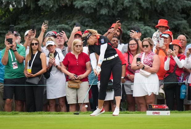 August 22, 2026, Edmonton, Ab, CANADA: Brooke Henderson of Canada hits her tee shot on the first hole during the third round at the LPGA, Golf Damen CPKC Canadian Women s Open, in Edmonton, on Saturday, Aug. 22, 2026. Canada News - August 22, 2026  - ZUMAc35_ 20260822_zaf_c35_175 Copyright: xDarrylxDyckx