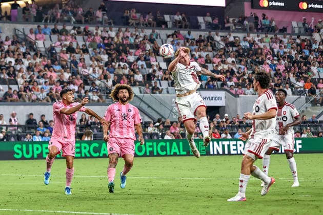 MIAMI, FL - AUGUST 22: Josh Sargent (9) of the Toronto FC heads the ball towards goal as Maximiliano Falcon (37) of the Inter Miami CF looks on during the MLS, Fussball Herren, USA match between Toronto FC and Inter Miami CF on August 22,2026 at NU Stadium, Miami, Fla.(Photo by Chris Arjoon Icon Sportswire) SOCCER: AUG 22 MLS Inter Miami CF vs Toronto FC EDITORIAL USE ONLY Icon2608220000001