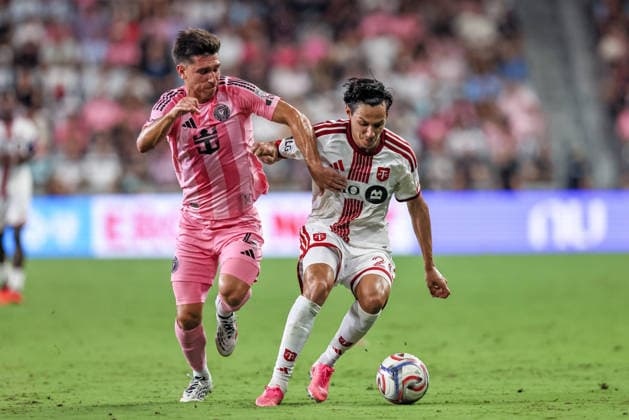 MIAMI, FL - AUGUST 22: Facundo Mura (4) of the Inter Miami CF and Daniel Salloi (20) of the Toronto FC battle for the ball during the MLS, Fussball Herren, USA match between Toronto FC and Inter Miami CF on August 22,2026 at NU Stadium, Miami, Fla.(Photo by Chris Arjoon Icon Sportswire) SOCCER: AUG 22 MLS Inter Miami CF vs Toronto FC EDITORIAL USE ONLY Icon2608220000002