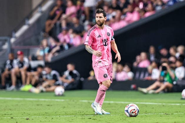 MIAMI, FL - AUGUST 22: Lionel Messi (10) of the Inter Miami CF controls a ball during the MLS, Fussball Herren, USA match between Toronto FC and Inter Miami CF on August 22,2026 at NU Stadium, Miami, Fla.(Photo by Chris Arjoon Icon Sportswire) SOCCER: AUG 22 MLS Inter Miami CF vs Toronto FC EDITORIAL USE ONLY Icon2608220000003