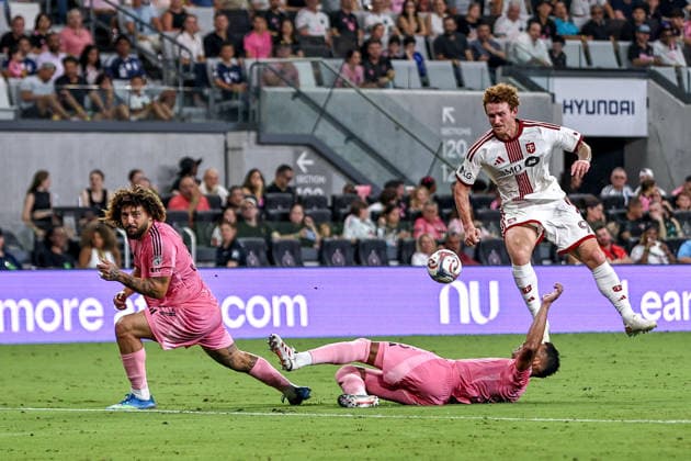 MIAMI, FL - AUGUST 22: Josh Sargent (9) of the Toronto FC shoots on goal as Maximiliano Falcon (37) and Casimiro (5) of the Inter Miami CF defend during the MLS, Fussball Herren, USA match between Toronto FC and Inter Miami CF on August 22,2026 at NU Stadium, Miami, Fla.(Photo by Chris Arjoon Icon Sportswire) SOCCER: AUG 22 MLS Inter Miami CF vs Toronto FC EDITORIAL USE ONLY Icon2608220000005