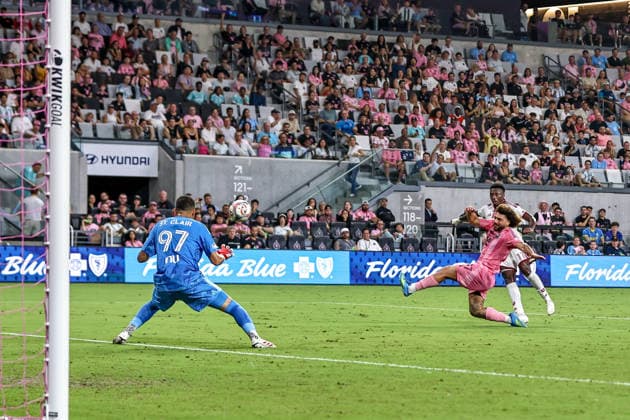 MIAMI, FL - AUGUST 22: Derrick Etienne Jr. (11) of the Toronto FC shoots on goal during the MLS, Fussball Herren, USA match between Toronto FC and Inter Miami CF on August 22,2026 at NU Stadium, Miami, Fla.(Photo by Chris Arjoon Icon Sportswire) SOCCER: AUG 22 MLS Inter Miami CF vs Toronto FC EDITORIAL USE ONLY Icon2608220000006