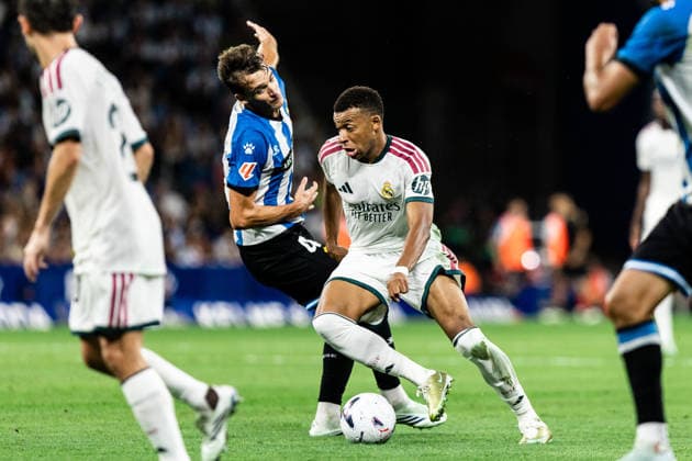 August 22, 2026, Barcelona, Catalonia, Spain: BARCELONA, SPAIN - AUGUST 22: Urko Gonzalez of RCD Espanyol challenges Kilian Mbappe of Real Madrid for the ball during the LaLiga EA Sports match between RCD Espanyol and Real Madrid at RCDE Stadium on Barcelona, Spain. Soccer 2026: RCD Espanyol V Real Madrid - LaLiga EA Sports  - ZUMAs316 20260822_znp_s316_081 Copyright: xMartixSeguraxRamonedax
