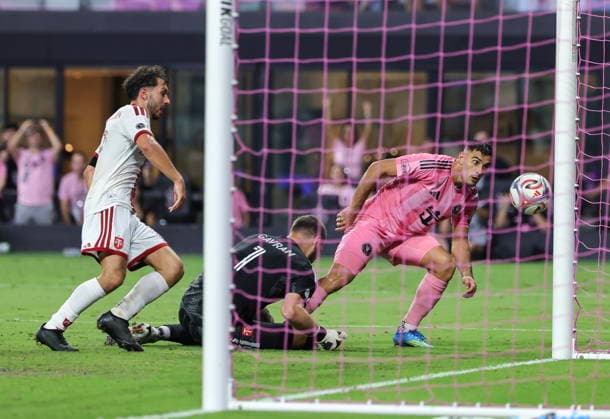 MLS, Fussball Herren, USA - Inter Miami CF vs. Toronto FC Inter Miami CF forward German Berterame (R) in action against Toronto FC goalkeeper Luka Gavran (L) and Toronto FC defender Kobe Franklin (C) during the MLS soccer match between Inter Miami CF and Toronto FC at Nu Stadium in Miami, Florida, USA, 22 August 2026. MIAMI FLORIDA United States  Copyright: xCRISTOBALxHERRERA-ULASHKEVICHx