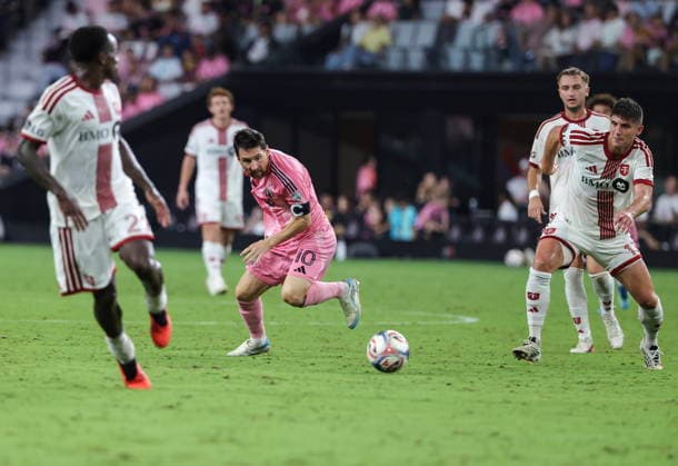 MLS, Fussball Herren, USA - Inter Miami CF vs. Toronto FC Inter Miami CF forward Lionel Messi (C) in action against Toronto FC defender Benjamin Kuscevic (R) during the MLS soccer match between Inter Miami CF and Toronto FC at Nu Stadium in Miami, Florida, USA, 22 August 2026. MIAMI FLORIDA United States  Copyright: xCRISTOBALxHERRERA-ULASHKEVICHx