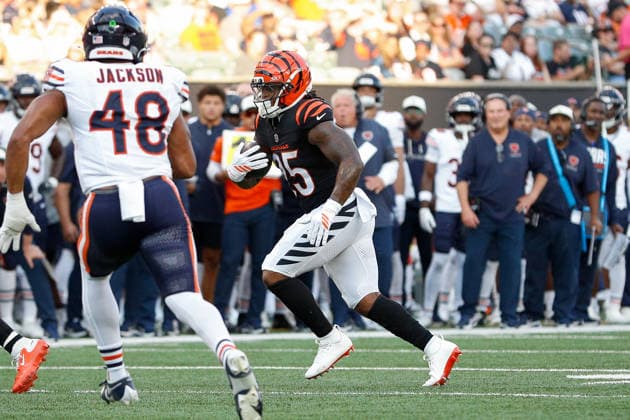 CINCINNATI, OH - AUGUST 22: Cincinnati Bengals running back Tahj Brooks (25) carries the ball during the preseason game between the Chicago Bears and the Cincinnati Bengals at Paycor Stadium on August 22, 2026 in Cincinnati, OH. (Photo by Ian Johnson Icon Sportswire) NFL, American Football Herren, USA AUG 22 Bears at Bengals EDITORIAL USE ONLY Icon260822030