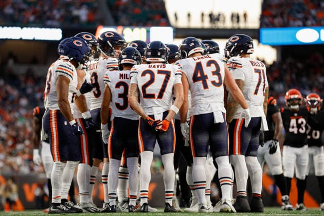 CINCINNATI, OH - AUGUST 22: The Chicago Bears offense huddles during the preseason game between the Chicago Bears and the Cincinnati Bengals at Paycor Stadium on August 22, 2026 in Cincinnati, OH. (Photo by Ian Johnson Icon Sportswire) NFL, American Football Herren, USA AUG 22 Bears at Bengals EDITORIAL USE ONLY Icon260822032
