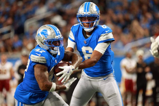 Washington Commanders vs Detroit Lions DETROIT,MICHIGAN-AUGUST 22: Detroit Lions quarterback Joshua Dobbs (6) hands off the ball to Detroit Lions running back Trayveon Williams (47) during the second half of an NFL, American Football Herren, USA preseason football game between the Washington Commanders and the Detroit Lions in Detroit, Michigan USA, on Saturday, August 22, 2026 Detroit Michigan United States  Copyright: xAmyxLemusx originalFilename:lemus-washingt260822_npbbt.jpg