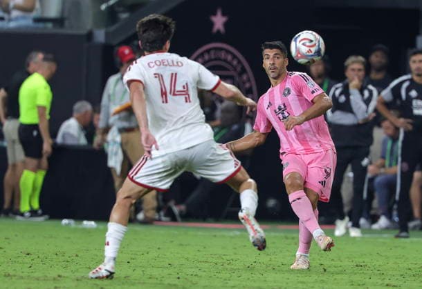MLS, Fussball Herren, USA - Inter Miami CF vs. Toronto FC Inter Miami CF forward Luis Suarez (R) in action against Toronto FC midfielder Alonso Coello (L) during the MLS soccer match between Inter Miami CF and Toronto FC at Nu Stadium in Miami, Florida, USA, 22 August 2026. MIAMI FLORIDA United States  Copyright: xCRISTOBALxHERRERA-ULASHKEVICHx