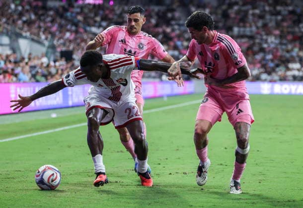 MLS, Fussball Herren, USA - Inter Miami CF vs. Toronto FC Toronto FC defender Richie Laryea (L) in action against Inter Miami CF forward German Berterame (C) and Inter Miami CF midfielder Rodrigo De Paul (R) during the MLS soccer match between Inter Miami CF and Toronto FC at Nu Stadium in Miami, Florida, USA, 22 August 2026. MIAMI FLORIDA United States  Copyright: xCRISTOBALxHERRERA-ULASHKEVICHx