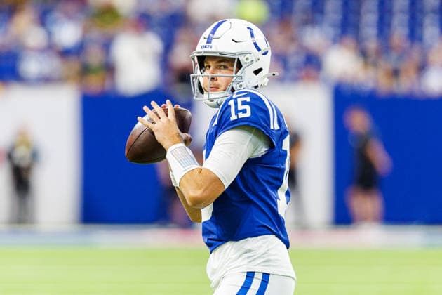 Aug 22, 2026; Indianapolis, Indiana, USA; Indianapolis Colts quarterback Riley Leonard (15) sets to pass the ball during NFL, American Football Herren, USA preseason game action against the Atlanta Falcons at Lucas Oil Stadium. Mandatory Credit: -Cal Media - ZUMAc04_ 20260822_zma_c04_373 Copyright: xJohnxMersitsx