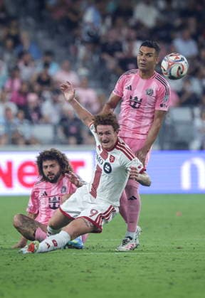 MLS, Fussball Herren, USA - Inter Miami CF vs. Toronto FC Inter Miami CF midfielder Casemiro (R) in action against Toronto FC forward Josh Sargent (C) during the MLS soccer match between Inter Miami CF and Toronto FC at Nu Stadium in Miami, Florida, USA, 22 August 2026. MIAMI FLORIDA United States  Copyright: xCRISTOBALxHERRERA-ULASHKEVICHx
