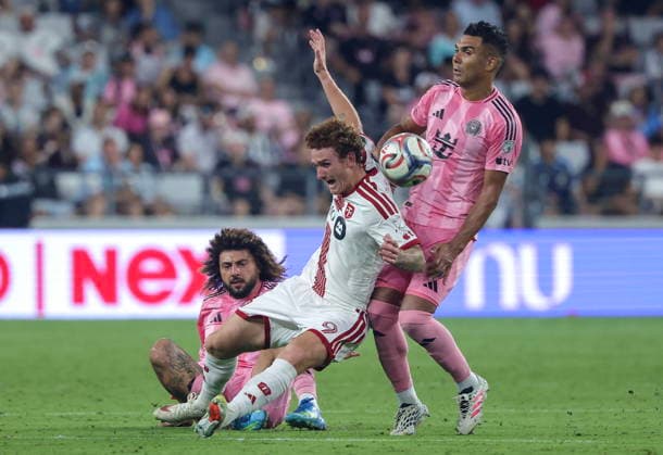 MLS, Fussball Herren, USA - Inter Miami CF vs. Toronto FC Inter Miami CF midfielder Casemiro (R) in action against Toronto FC forward Josh Sargent (C) during the MLS soccer match between Inter Miami CF and Toronto FC at Nu Stadium in Miami, Florida, USA, 22 August 2026. MIAMI FLORIDA United States  Copyright: xCRISTOBALxHERRERA-ULASHKEVICHx