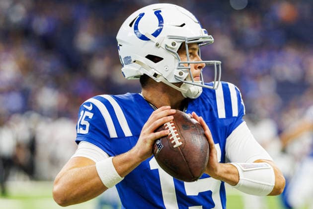 Aug 22, 2026; Indianapolis, Indiana, USA; Indianapolis Colts quarterback Riley Leonard (15) sets to pass the ball during NFL, American Football Herren, USA preseason game action against the Atlanta Falcons at Lucas Oil Stadium. Mandatory Credit: -Cal Media - ZUMAc04_ 20260822_zma_c04_372 Copyright: xJohnxMersitsx