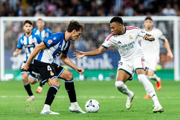 August 22, 2026, Barcelona, Catalonia, Spain: BARCELONA, SPAIN - AUGUST 22: Urko Gonzalez of RCD Espanyol challenges Kilian Mbappe of Real Madrid for the ball during the LaLiga EA Sports match between RCD Espanyol and Real Madrid at RCDE Stadium on Barcelona, Spain. Barcelona Spain - ZUMAs316 20260822_znp_s316_057 Copyright: xMartixSeguraxRamonedax