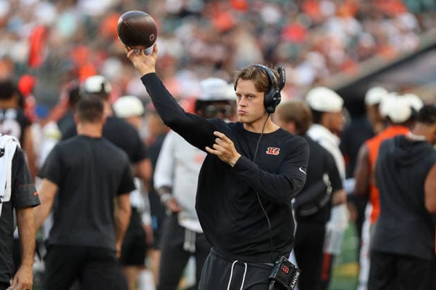 CINCINNATI, OH - AUGUST 22: Cincinnati Bengals quarterback Joe Burrow (9) passes the ball on the sideline during the preseason game between the Chicago Bears and the Cincinnati Bengals at Paycor Stadium on August 22, 2026 in Cincinnati, OH. (Photo by Ian Johnson Icon Sportswire) NFL, American Football Herren, USA AUG 22 Bears at Bengals EDITORIAL USE ONLY Icon260822036