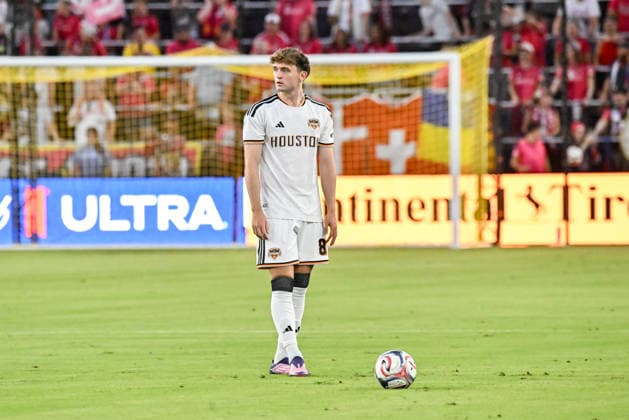 ST. LOUIS, MO - AUGUST 22: midfielder Jack McGlynn (8) of the Houston Dynamo FC waits to be able to take a free kick during the MLS, Fussball Herren, USA regular season match where St. Louis CITY SC hosted the Houston Dynamo FC on Saturday August 22nd, 2026, at Energizer Park in St. Louis City, MO. (Photo by Rick Ulreich Icon Sportswire) SOCCER: AUG 22 MLS St. Louis CITY SC vs Houston Dynamo FC EDITORIAL USE ONLY Icon26082201