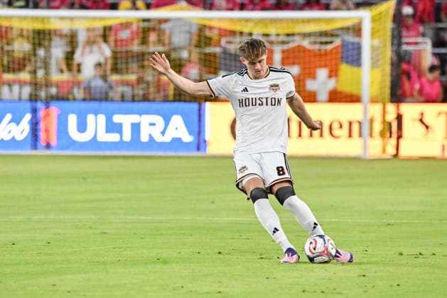ST. LOUIS, MO - AUGUST 22: midfielder Jack McGlynn (8) of the Houston Dynamo FC takes a free kick during the MLS, Fussball Herren, USA regular season match where St. Louis CITY SC hosted the Houston Dynamo FC on Saturday August 22nd, 2026, at Energizer Park in St. Louis City, MO. (Photo by Rick Ulreich Icon Sportswire) SOCCER: AUG 22 MLS St. Louis CITY SC vs Houston Dynamo FC EDITORIAL USE ONLY Icon26082202