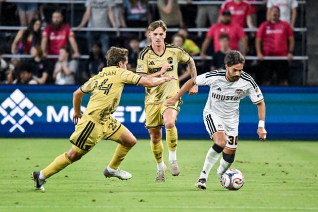 ST. LOUIS, MO - AUGUST 22: midfielder Agustin Bouzat (30) of the Houston Dynamo FC tries to push the ball up field against the defense of midfielder Daniel Edelman (24) of the St. Louis CITY SC during the MLS, Fussball Herren, USA regular season match where St. Louis CITY SC hosted the Houston Dynamo FC on Saturday August 22nd, 2026, at Energizer Park in St. Louis City, MO. (Photo by Rick Ulreich Icon Sportswire) SOCCER: AUG 22 MLS St. Louis CITY SC vs Houston Dynamo FC EDITORIAL USE ONLY Icon26082203