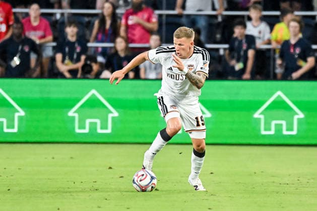 ST. LOUIS, MO - AUGUST 22: midfielder Mateusz Bogusz (19) of the Houston Dynamo FC starts to run with the ball during the MLS, Fussball Herren, USA regular season match where St. Louis CITY SC hosted the Houston Dynamo FC on Saturday August 22nd, 2026, at Energizer Park in St. Louis City, MO. (Photo by Rick Ulreich Icon Sportswire) SOCCER: AUG 22 MLS St. Louis CITY SC vs Houston Dynamo FC EDITORIAL USE ONLY Icon26082204