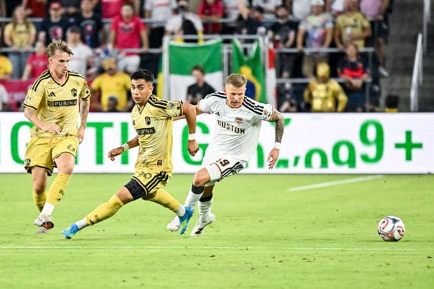 ST. LOUIS, MO - AUGUST 22: midfielder Mateusz Bogusz (19) of the Houston Dynamo FC cuts the ball back to avoid the defense of defender Jaziel Orozco (99) of the St. Louis CITY SC during the MLS, Fussball Herren, USA regular season match where St. Louis CITY SC hosted the Houston Dynamo FC on Saturday August 22nd, 2026, at Energizer Park in St. Louis City, MO. (Photo by Rick Ulreich Icon Sportswire) SOCCER: AUG 22 MLS St. Louis CITY SC vs Houston Dynamo FC EDITORIAL USE ONLY Icon26082205