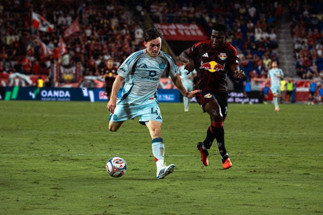 August 22, 2026, Harrison, New Jersey, USA: SAMUEL WILLIAMS (47) of Chicago Fire FC advances with the ball as JULIAN BAZAN (14) of the New York Red Bulls defends during a Major League Soccer match at Sports Illustrated Stadium. MLS, Fussball Herren, USA 2026: New York Red Bullls 1:1 Chicago Fire  - ZUMAp306 20260822_znp_p306_003 Copyright: xOmarxPerezxLopezx
