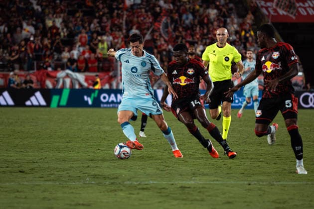 August 22, 2026, Harrison, New Jersey, USA: ROBERT LEWANDOWSKI (9) of Chicago Fire FC battles for the ball with JULIoÂN BAZoÂN (14) of the New York Red Bulls during a Major League Soccer match at Sports Illustrated Stadium. MLS, Fussball Herren, USA 2026: New York Red Bullls 1:1 Chicago Fire  - ZUMAp306 20260822_znp_p306_004 Copyright: xOmarxPerezxLopezx