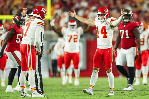 August 22, 2026, Tampa, Florida, USA: Kansas City Chiefs punter MATT ARAIZA (14) and Kansas City Chiefs place kicker HARRISON BUTKER (7) celebrate a field goal at an NFL, American Football Herren, USA preseason game between the Kansas City Chiefs and Tampa Bay Buccaneers at Raymond James Stadium on August 22, 2026 in Tampa, Florida. Tampa USA - ZUMAs335 20260822_znp_s335_018 Copyright: xMatthewxSmithx