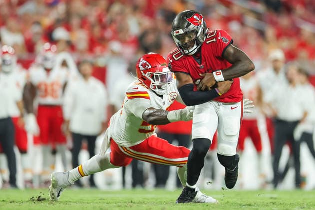 August 22, 2026, Tampa, Florida, USA: Tampa Bay Buccaneers quarterback JALON DANIELS (10) is tackled by Kansas City Chiefs defense at an NFL, American Football Herren, USA preseason game between the Kansas City Chiefs and Tampa Bay Buccaneers at Raymond James Stadium on August 22, 2026 in Tampa, Florida. Tampa USA - ZUMAs335 20260822_znp_s335_023 Copyright: xMatthewxSmithx