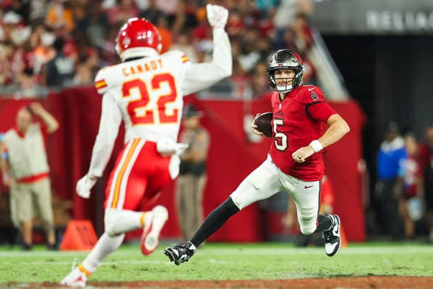 August 22, 2026, Tampa, Florida, USA: Tampa Bay Buccaneers quarterback JAKE BROWNING (5) runs the ball at an NFL, American Football Herren, USA preseason game between the Kansas City Chiefs and Tampa Bay Buccaneers at Raymond James Stadium on August 22, 2026 in Tampa, Florida. Tampa USA - ZUMAs335 20260822_znp_s335_016 Copyright: xMatthewxSmithx