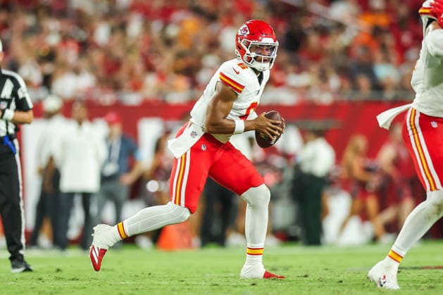 August 22, 2026, Tampa, Florida, USA: Kansas City Chiefs quarterback JUSTIN FIELDS (6) runs the bal at an NFL, American Football Herren, USA preseason game between the Kansas City Chiefs and Tampa Bay Buccaneers at Raymond James Stadium on August 22, 2026 in Tampa, Florida. Tampa USA - ZUMAs335 20260822_znp_s335_009 Copyright: xMatthewxSmithx