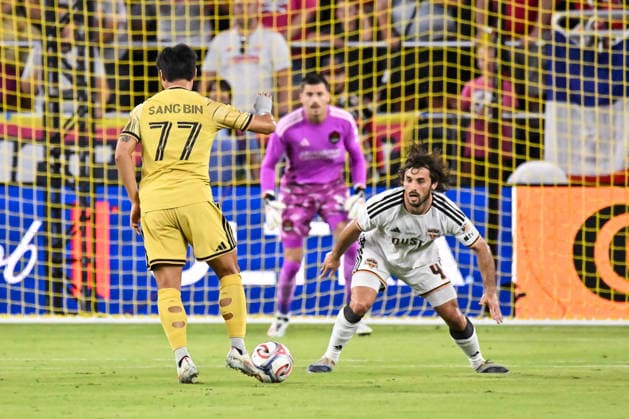 ST. LOUIS, MO - AUGUST 22: defender Marcelo Saracchi (4) of the Houston Dynamo FC defends against forward Jeong Sang-bin (77) of the St. Louis CITY SC during the MLS, Fussball Herren, USA regular season match where St. Louis CITY SC hosted the Houston Dynamo FC on Saturday August 22nd, 2026, at Energizer Park in St. Louis City, MO. (Photo by Rick Ulreich Icon Sportswire) SOCCER: AUG 22 MLS St. Louis CITY SC vs Houston Dynamo FC EDITORIAL USE ONLY Icon26082208