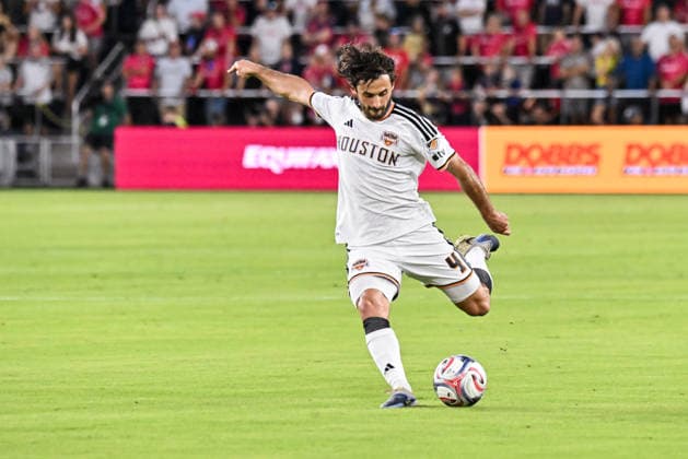 ST. LOUIS, MO - AUGUST 22: defender Marcelo Saracchi (4) of the Houston Dynamo FC crosses the ball during the MLS, Fussball Herren, USA regular season match where St. Louis CITY SC hosted the Houston Dynamo FC on Saturday August 22nd, 2026, at Energizer Park in St. Louis City, MO. (Photo by Rick Ulreich Icon Sportswire) SOCCER: AUG 22 MLS St. Louis CITY SC vs Houston Dynamo FC EDITORIAL USE ONLY Icon26082209