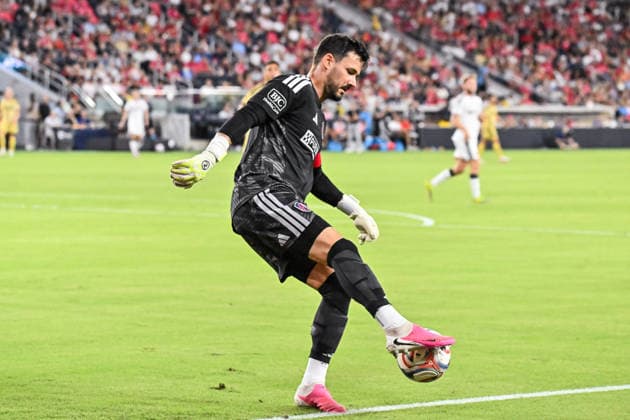 ST. LOUIS, MO - AUGUST 22: goalkeeper Roman Burki (1) of the St. Louis CITY SC keeps the ball inside the goal box so he can pick it up during the MLS, Fussball Herren, USA regular season match where St. Louis CITY SC hosted the Houston Dynamo FC on Saturday August 22nd, 2026, at Energizer Park in St. Louis City, MO. (Photo by Rick Ulreich Icon Sportswire) SOCCER: AUG 22 MLS St. Louis CITY SC vs Houston Dynamo FC EDITORIAL USE ONLY Icon26082210