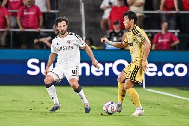 ST. LOUIS, MO - AUGUST 22: forward Jeong Sang-bin (77) of the St. Louis CITY SC controls the ball against the defense of defender Marcelo Saracchi (4) of the Houston Dynamo FC during the MLS, Fussball Herren, USA regular season match where St. Louis CITY SC hosted the Houston Dynamo FC on Saturday August 22nd, 2026, at Energizer Park in St. Louis City, MO. (Photo by Rick Ulreich Icon Sportswire) SOCCER: AUG 22 MLS St. Louis CITY SC vs Houston Dynamo FC EDITORIAL USE ONLY Icon26082211