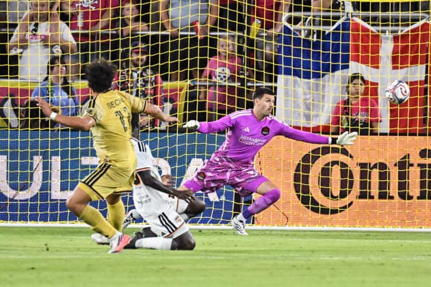 ST. LOUIS, MO - AUGUST 22: goalkeeper Jonathan Bond (31) of the Houston Dynamo FC can™t stop the shot by forward Simon Becher (11) of the St. Louis CITY SC leading to the games first goal during the MLS, Fussball Herren, USA regular season match where St. Louis CITY SC hosted the Houston Dynamo FC on Saturday August 22nd, 2026, at Energizer Park in St. Louis City, MO. (Photo by Rick Ulreich Icon Sportswire) SOCCER: AUG 22 MLS St. Louis CITY SC vs Houston Dynamo FC EDITORIAL USE ONLY Icon26082213