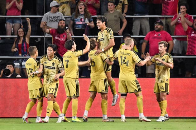 ST. LOUIS, MO - AUGUST 22: forward Simon Becher (11) of the St. Louis CITY SC is lifted up by midfielder Conrad Wallem (6) of the St. Louis CITY SC after scoring the first goal of the game during the MLS, Fussball Herren, USA regular season match where St. Louis CITY SC hosted the Houston Dynamo FC on Saturday August 22nd, 2026, at Energizer Park in St. Louis City, MO. (Photo by Rick Ulreich Icon Sportswire) SOCCER: AUG 22 MLS St. Louis CITY SC vs Houston Dynamo FC EDITORIAL USE ONLY Icon26082214