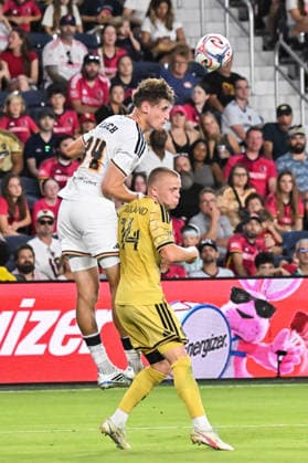 ST. LOUIS, MO - AUGUST 22: Defender Agustin Resch (34) of the Houston Dynamo FC gets called for a foul as leaps on the back of defender Tomas Totland (14) of the St. Louis CITY SC during the MLS, Fussball Herren, USA regular season match where St. Louis CITY SC hosted the Houston Dynamo FC on Saturday August 22nd, 2026, at Energizer Park in St. Louis City, MO. (Photo by Rick Ulreich Icon Sportswire) SOCCER: AUG 22 MLS St. Louis CITY SC vs Houston Dynamo FC EDITORIAL USE ONLY Icon26082217