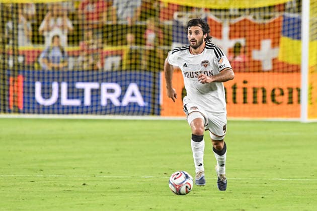 ST. LOUIS, MO - AUGUST 22: defender Marcelo Saracchi (4) of the Houston Dynamo FC runs with the ball during the MLS, Fussball Herren, USA regular season match where St. Louis CITY SC hosted the Houston Dynamo FC on Saturday August 22nd, 2026, at Energizer Park in St. Louis City, MO. (Photo by Rick Ulreich Icon Sportswire) SOCCER: AUG 22 MLS St. Louis CITY SC vs Houston Dynamo FC EDITORIAL USE ONLY Icon26082218