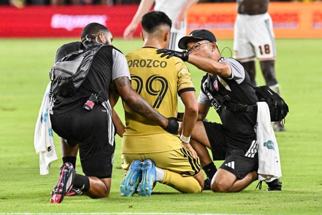 ST. LOUIS, MO - AUGUST 22: defender Jaziel Orozco (99) of the St. Louis CITY SC gets checked out by the training staff after taking a ball to the face during the MLS, Fussball Herren, USA regular season match where St. Louis CITY SC hosted the Houston Dynamo FC on Saturday August 22nd, 2026, at Energizer Park in St. Louis City, MO. (Photo by Rick Ulreich Icon Sportswire) SOCCER: AUG 22 MLS St. Louis CITY SC vs Houston Dynamo FC EDITORIAL USE ONLY Icon26082219