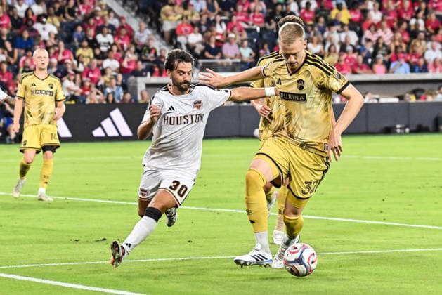 ST. LOUIS, MO - AUGUST 22: defender Timo Baumgartl (32) of the St. Louis CITY SC keeps midfielder Agustin Bouzat (30) of the Houston Dynamo FC away from the ball allowing him to clear the ball during the MLS, Fussball Herren, USA regular season match where St. Louis CITY SC hosted the Houston Dynamo FC on Saturday August 22nd, 2026, at Energizer Park in St. Louis City, MO. (Photo by Rick Ulreich Icon Sportswire) SOCCER: AUG 22 MLS St. Louis CITY SC vs Houston Dynamo FC EDITORIAL USE ONLY Icon26082220