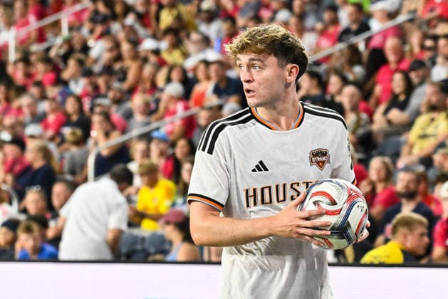 ST. LOUIS, MO - AUGUST 22: midfielder Jack McGlynn (8) of the Houston Dynamo FC walks the ball to the corner to a corner kick during the MLS, Fussball Herren, USA regular season match where St. Louis CITY SC hosted the Houston Dynamo FC on Saturday August 22nd, 2026, at Energizer Park in St. Louis City, MO. (Photo by Rick Ulreich Icon Sportswire) SOCCER: AUG 22 MLS St. Louis CITY SC vs Houston Dynamo FC EDITORIAL USE ONLY Icon26082221